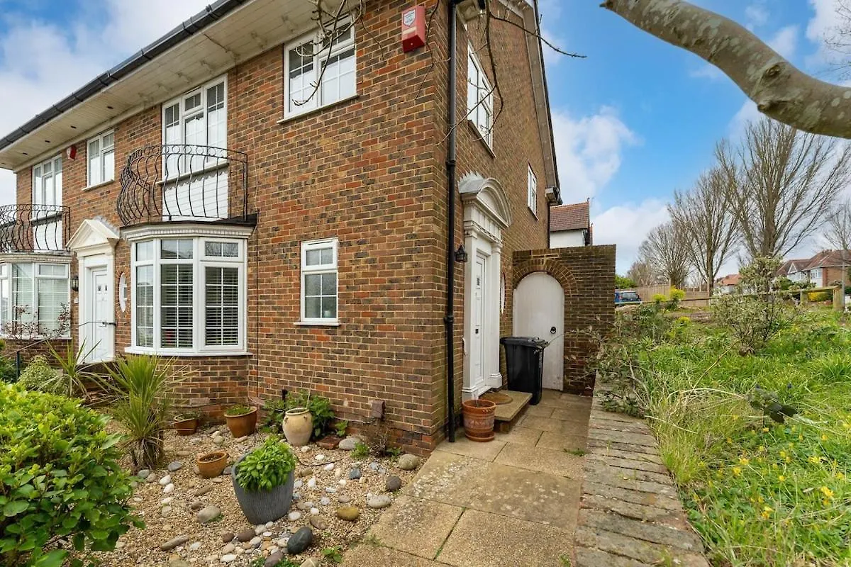 Quiet Mews House With Parking And Garden Close To Centre And Beach Brighton Holiday home